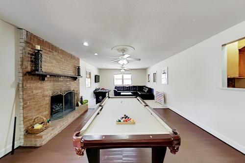 Charming Home On Cul-de-sac - Game Room & Firepit Home