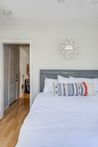 6 Bedrooms One Block From King Street!