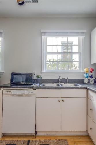 6 Bedrooms One Block From King Street!