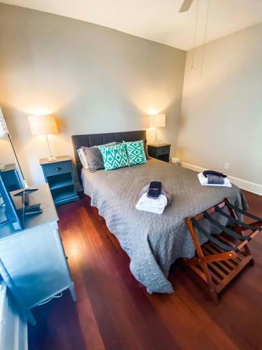 3bd/ 2.5ba Luxury Home Two Blocks To Upper King