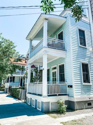 3bd/ 2.5ba Luxury Home Two Blocks To Upper King