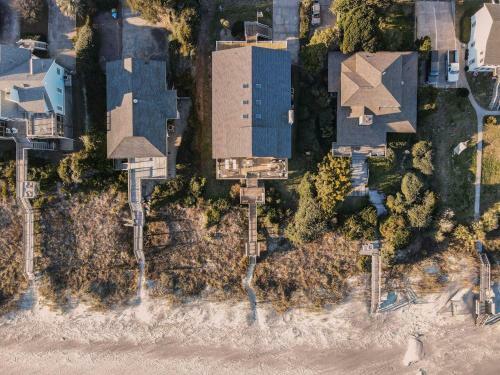 Lighthouse - Beachfront Abode W Pool Table & Ping Pong