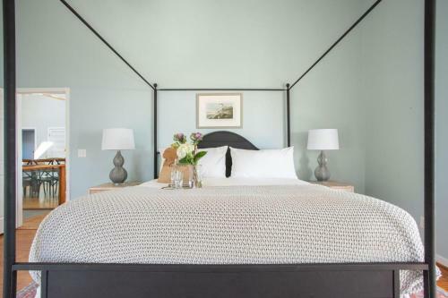 Lighthouse - Beachfront Abode W Pool Table & Ping Pong
