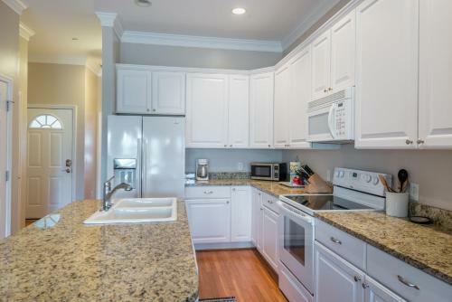 103 Waters Edge ~ 3bed/3bath Townhouse~ Pool~fishing Dock