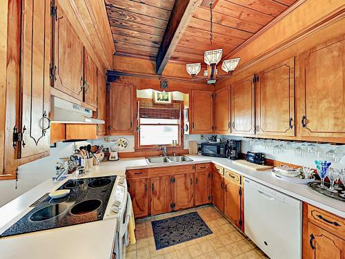 Beachfront Getaway With Huge Deck, Classic Interiors Home