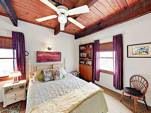 Beachfront Getaway With Huge Deck, Classic Interiors Home