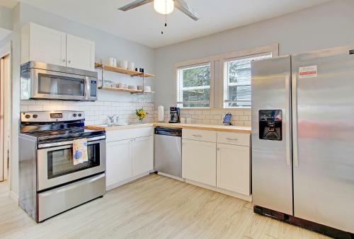 Apartamento New Listing! Boogie Down & Surf?s Up: 2-unit Home Duplex