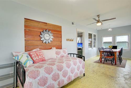 Apartamento New Listing! Boogie Down & Surf?s Up: 2-unit Home Duplex