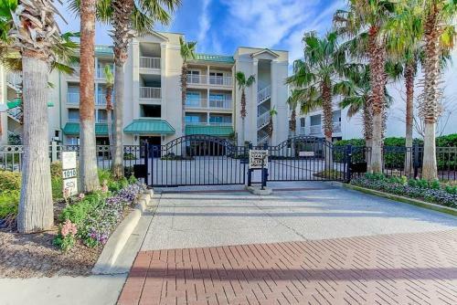 1010 Ocean Palms 201