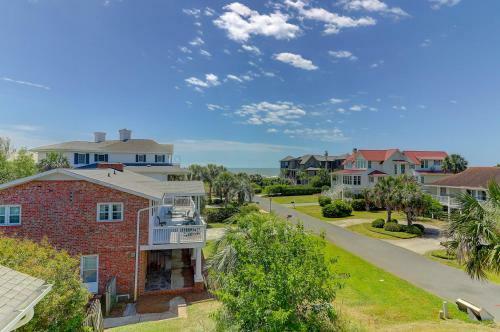 8 44th Avenue
