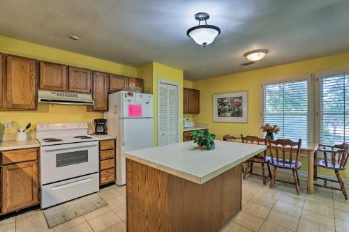 Breezy Southern Retreat With Deck - Walk To Beach!