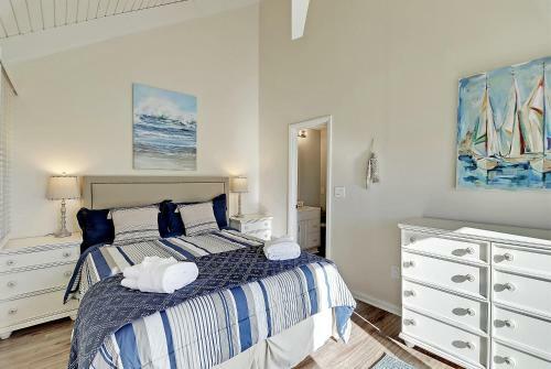 Updated Seabrook Villa -- Near Beach & Pool! Villa
