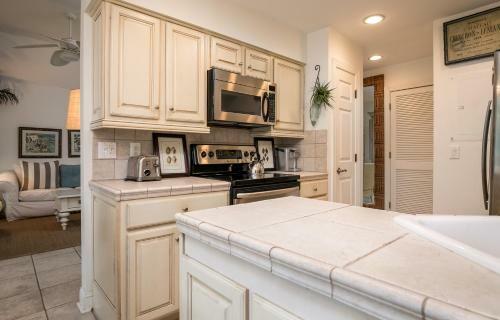 4758 Tennis Club Villa