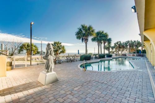 Aparthotel Oceanfront Condo Camelot By The Sea