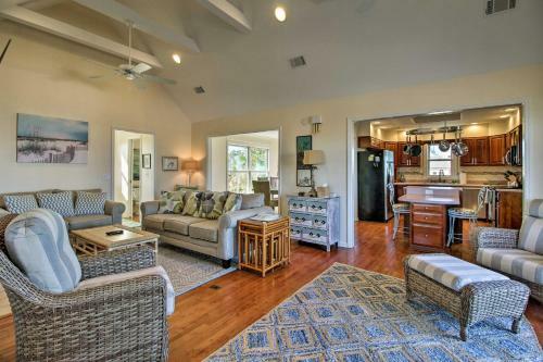 St Helena Island Home With Golf Cart - Walk To Beach!