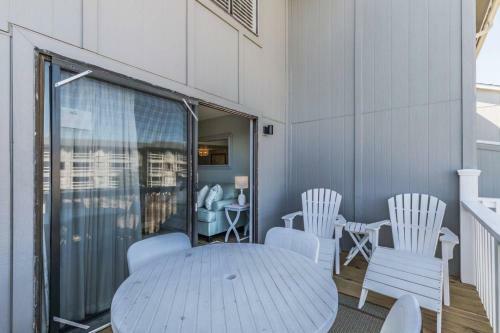 Harbor Island E204