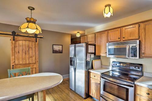 Black Hills Hideaway With Wraparound Deck And Hot Tub!