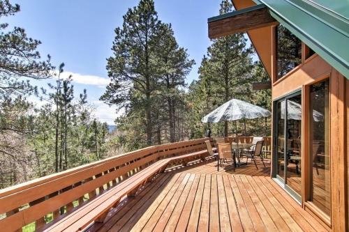 Black Hills Hideaway With Wraparound Deck And Hot Tub!