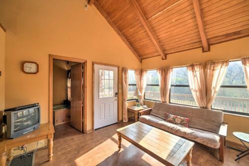 Peaceful Reliance Cabin With Deck On Hiwassee River!