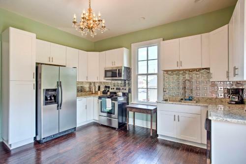 Historic Gem With Front Porch - Walk To Town Square!