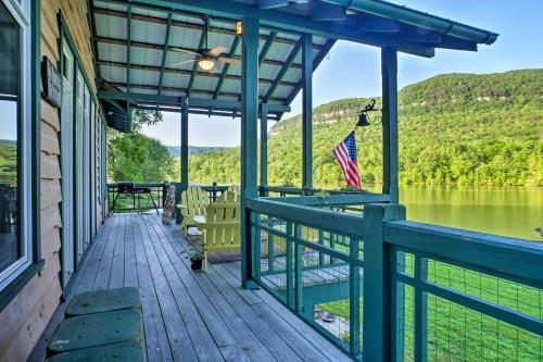 Riverfront Home With Large Yard - 11 Mi To Dtwn!