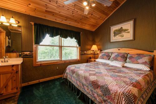 Douglas Lake Hilltop Hideaway