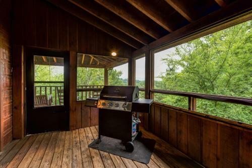 Douglas Lake Hilltop Hideaway