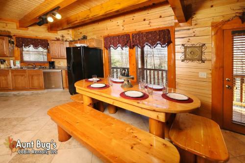 Swimmin With Bears #375 By Aunt Bug's Cabin Rentals
