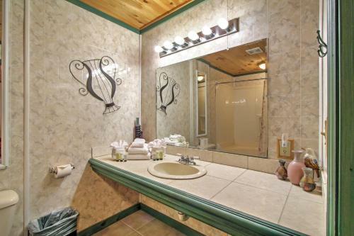 Quaint Home With Pool Access - 3 Miles To Downtown!