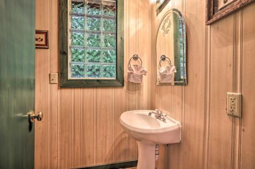 Quaint Home With Pool Access - 3 Miles To Downtown!