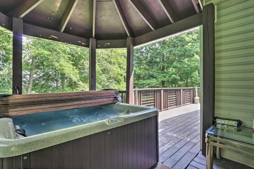 Quaint Home With Pool Access - 3 Miles To Downtown!