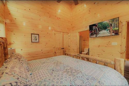 Luxury 5/5.5 Cabin: Theater + Game Room!