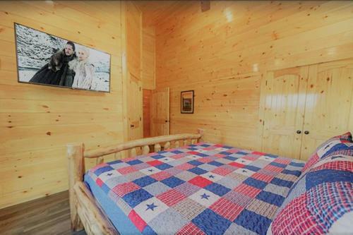Luxury 5/5.5 Cabin: Theater + Game Room!