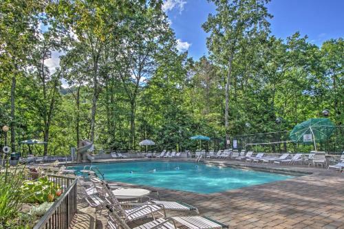 Cabin With Mount Leconte Views, Hot Tub, Pool Table!