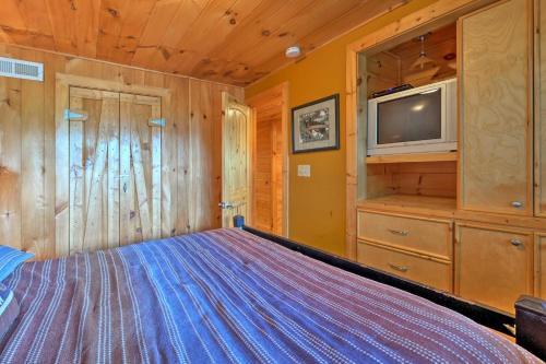 Cabin With Mount Leconte Views, Hot Tub, Pool Table!
