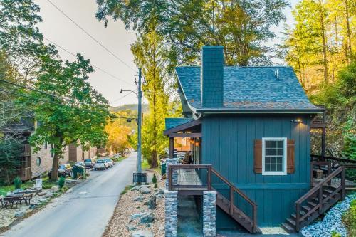 Noir Pine Creekside Chalet