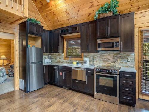 Mountain Elegance, 2 Bedrooms, Sleeps 8, Theater, Hot Tub, Pool Table