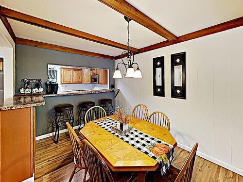 Apartamento New Listing! Mountain Marvel With Fireplace Condo