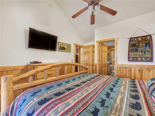 Private Indulgences, 2 Bedrooms, Pool Access, Hot Tub, Wifi, Sleeps 8