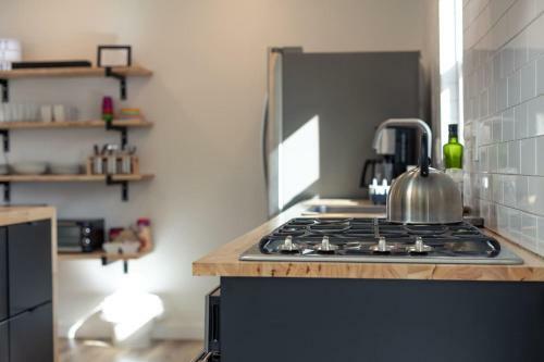 Modern Minimalist Comfort 5 Minutes From Downtown