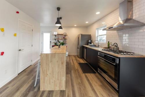 Modern Minimalist Comfort 5 Minutes From Downtown