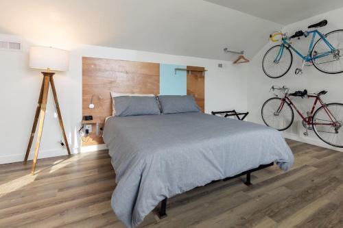 Modern Minimalist Comfort 5 Minutes From Downtown