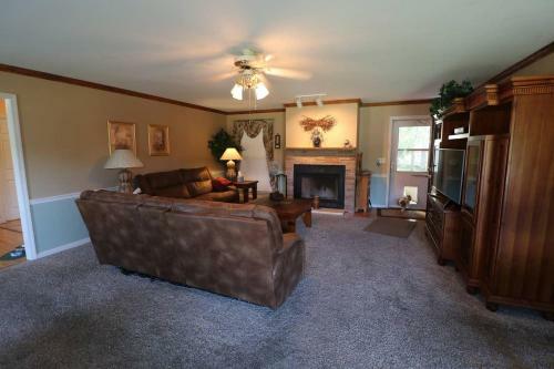 2,100 Sq Feet - Fenced In Back Yard For Pets!