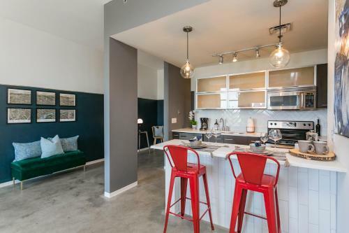 Mid Century Modern Downtown Condo 30+ Night Min