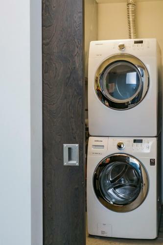 Mid Century Modern Downtown Condo 30+ Night Min