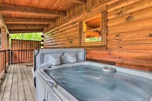 Cabin With Deck And Fireplace Less Than 3 Mi To Dollywood!
