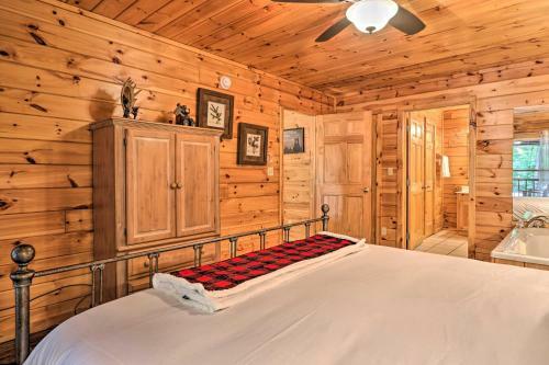 Cabin With Deck And Fireplace Less Than 3 Mi To Dollywood!