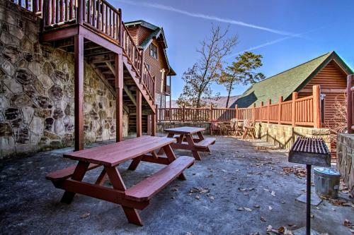 Modern-yet-rustic Pigeon Forge Cabin With Pool Access