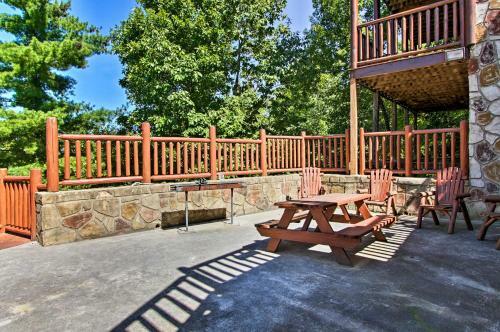 Modern-yet-rustic Pigeon Forge Cabin With Pool Access
