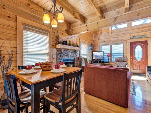 Misty Mountain Hideaway, 3 Bedrooms, Sleeps 10, Pool Access, Wifi